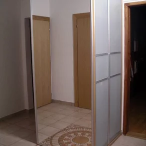 samostatne stojaca skriňa do chodby s posuvným systémom samostatne stojaca skriňa do chodby s posuvným systémom