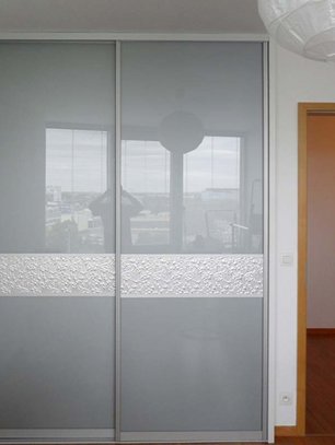 šatníkové posuvné dvere s dekoratívnym predelom z koženky s kvetovaným vzorom
