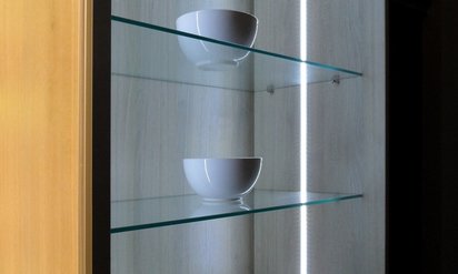 Šatníky a skrine LED osvetlenie integrované v bočnici