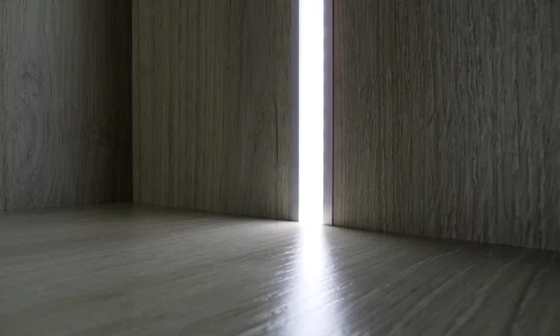 Šatníky a skrine LED osvetlenie integrované v bočnici - detail Šatníky a skrine LED osvetlenie integrované v bočnici - detail