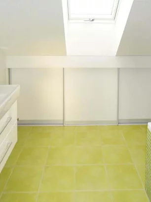 skrinky do kúpeľne s posuvnými dverami - ideálne riešenie v podkrovnej kúpeľni