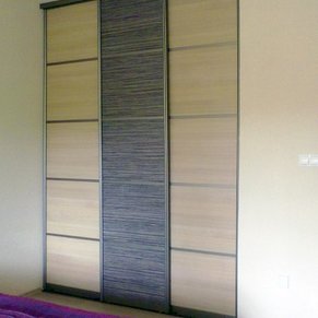 úplne vstavaná skriňa do spálne - posuvné dvere maximálne šetria miesto