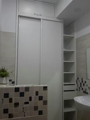 vstavaná skriňa v kúpelni šetrí vzácny priestor