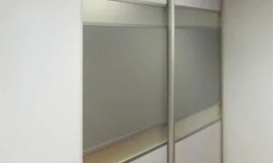 vstavaná skriňa v spálne s lacobelom